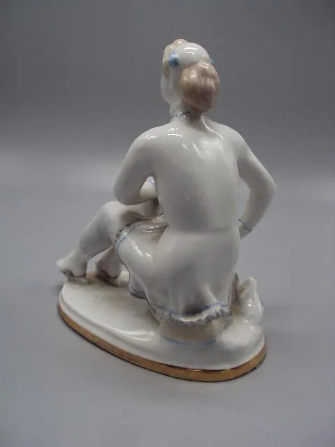 Фигура фарфор статуэтка ЛФЗ фигуристка девушка сидит на коньках конькобежка высота 16,8 см №14458 Недорого