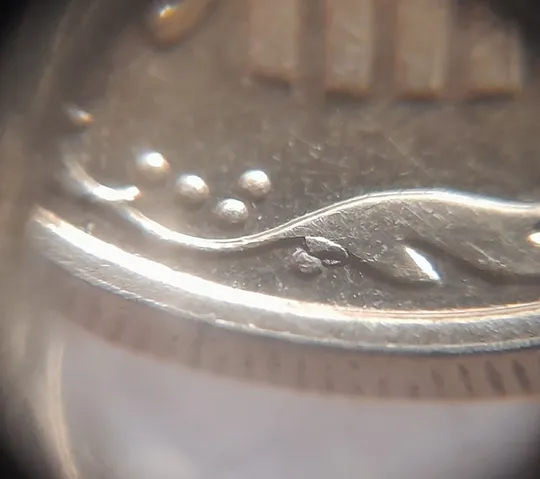 (5248) 10 копійок 2013 викрошка на вінку між 4 та 5 гронами (10 копеек 2013 брак) З аукціону