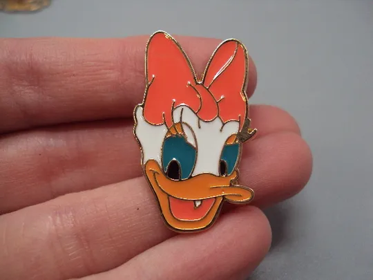 Значок пін мультсеріал Disney мультфільм Дісней mickey donald duck Daisy Дейзі знак брошка №18465 З аукціону