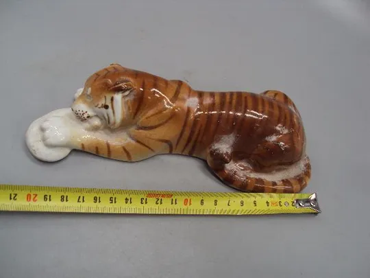 Фигура фарфор статуэтка ЛФЗ тигр с мясом ест мясо высота 5,3 см, длина 20,4 см (есть трещина) №10573 Де купити
