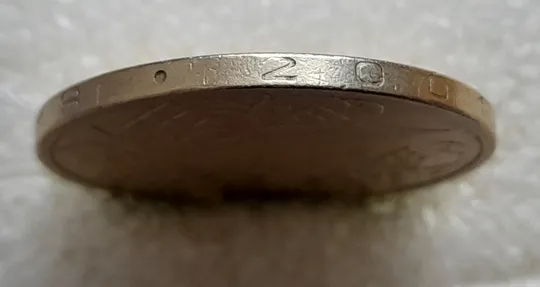 (7467) 1 гривня 2001 викрошка вверху '2' слова '2001' на гурті (1 гривна 2001 брак) З аукціону