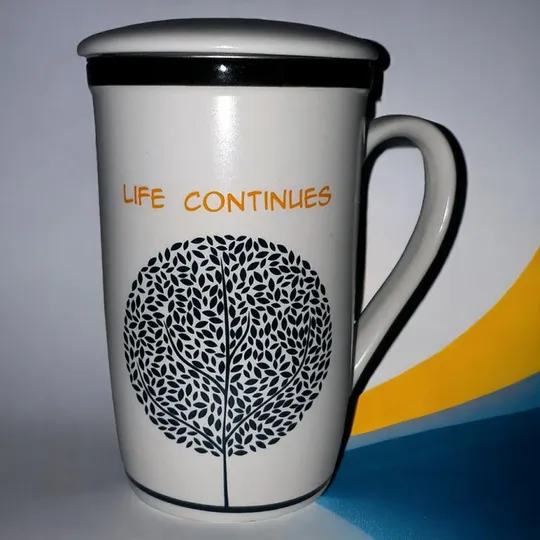 Кружка с крышкой и ситом "Жизнь продолжается", 350мл (Чашка заварник для чая с металлическим ситом) Де купити