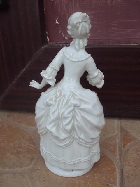 Купити Фарфоровая фигура Валлендорф девушка дама в платье Валендорф 19 см (на пальцах склейка) №3211