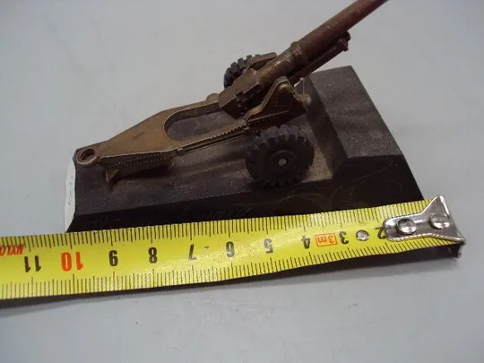 Фигура шпиатр статуэтка гаубица на подставке пластик С днем советской армии размер 7,4х10см №13845 З аукціону