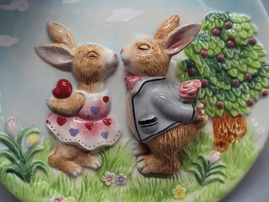 Настенная тарелка объемная керамика Китай Тайвань зайчики поцелуй зайцы размер 2 х 20,4 см №13631 З аукціону