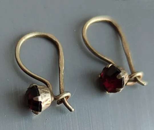 Небольшие, но очень симпатичные винтажные серебряные серьги с камешками из СССР,звезда ns332 Недорого