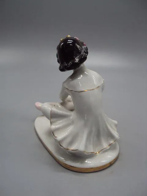 Фигура фарфор статуэтка ЛФЗ юная балерина девочка завязывает пуанты балет высота 11 см №14457 Де купити