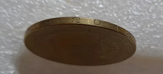 (3721) 1 гривня 2012 викрошка внизу першої цифри "2" слова "2012" на гурті (1 гривна 2012 брак) Ціна