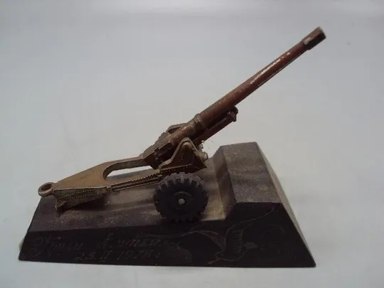 Фигура шпиатр статуэтка гаубица на подставке пластик С днем советской армии размер 7,4х10см №13845 Ціна