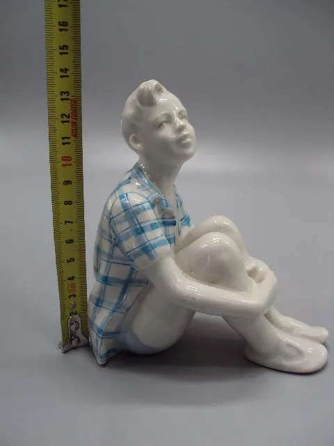 Фигура фарфор статуэтка Дулево мечтатель мальчик сидит мечтает высота 13,5 см №14506 Продаж