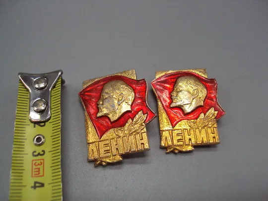 Знак ленин на красном флаге ссср лавровый лист флаг лавр лот 2 шт №17369 Ціна