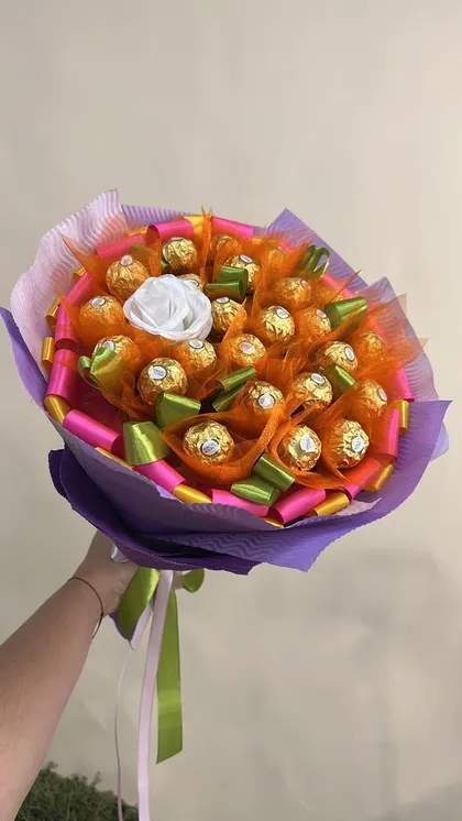 фото, Букет з цукерок Ферреро Роше (25 шт.) Ferrero в руку оригінальний подарунок помаранчевий