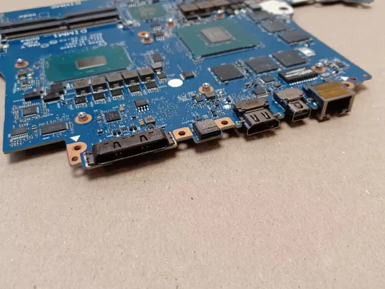 номер1058-18 материнська плата  BAP00 LA-D581P SR32Q i7-7700HQ для Dell Alienware 13 R3 Mainboard Материнка Основна плата Системна плата Плата системи Laptop motherboard мамка ноутбучна плата оригінал Недорого