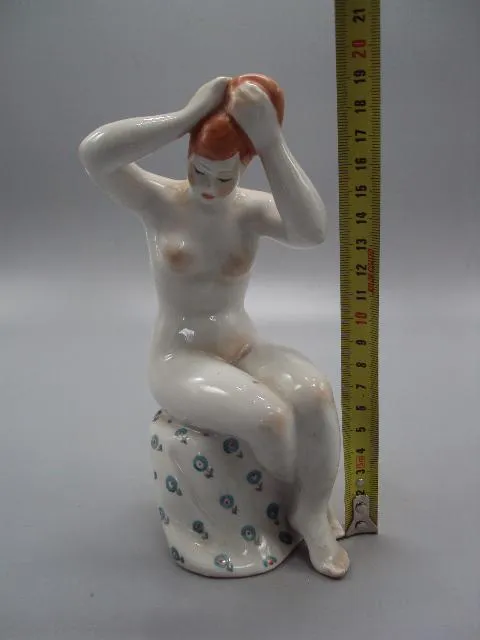 Фигура фарфор статуэтка Киев обнаженная девушка моет голову ню утро пляжница прическа 19,1 см №14450 Інтернет-аукціон