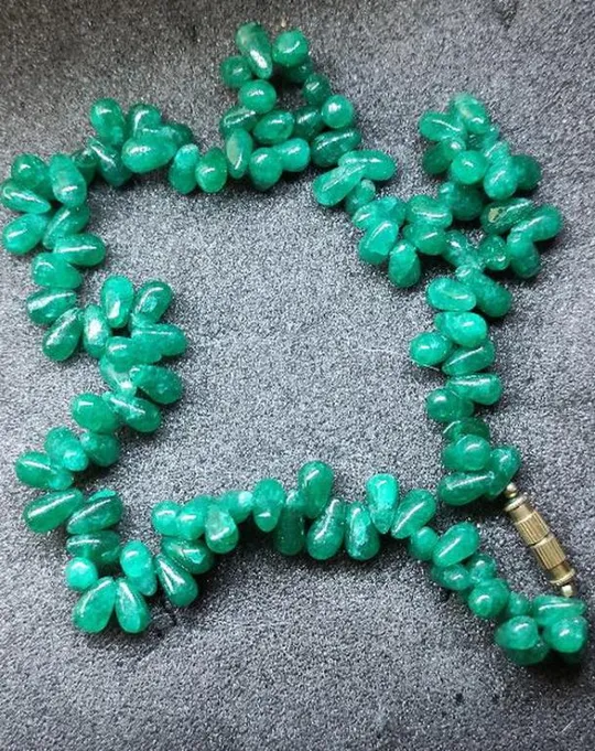 Изумрудные жадеитовые бусы -ОЖЕРЕЛЬЕ- каплевидные НАТУРАЛЬНЫЕ бусины 20 век gf653 Ціна