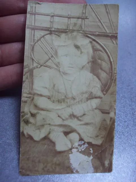 Купити фотография девочка на кресле №1345