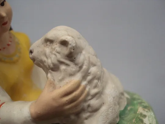 Фигура гипс статуэтка девушка и ягненок овечка украинка с ягненком овечкой высота 11,5 см №15607МЯ Недорого