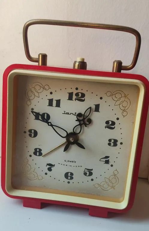 Очень красивый будильник производство СССР 1960-е годы,рабочее состояние jc345. Інтернет-аукціон