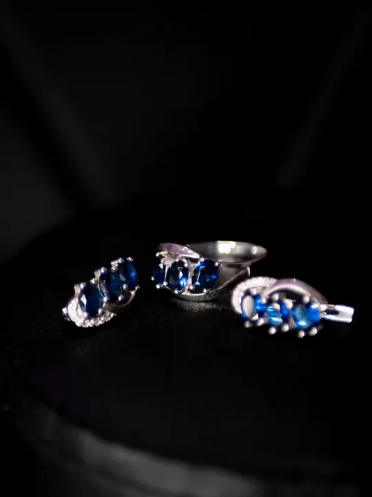 Купити Комплект з срібла 925 проби зі вставкою з л.сапфірами та куб. цирконами