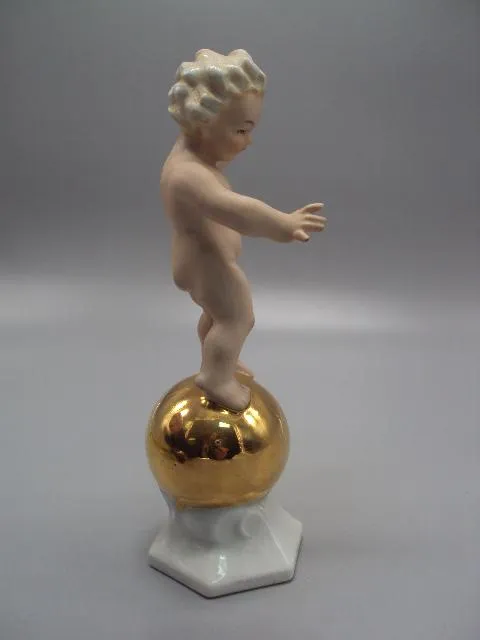 Фигура фарфор статуэтка Германия путти мальчик ребенок на золотом шаре высота 20,5 см №14342 З аукціону