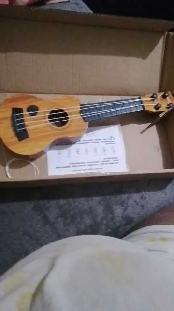 Іграшкова дитяча гітара, укулеле, медіатор в комплекті! З аукціону