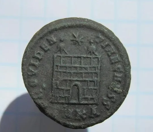 НАСТОЯЩАЯ ДРЕВНЯЯ монета римский военный лагерь Констанций II правитель 340 г. н.э.  RC742 З аукціону