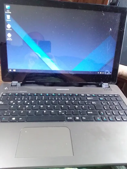 фото, ноутбук з сенсорним екраном.тріщина.medion6240t