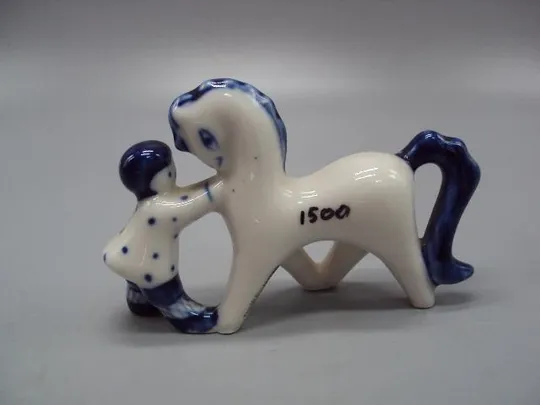 Фигура фарфор Гжель детство мальчик с лошадкой лошадью конем высота 6,3 см, длина 10,4 см №13693 Де купити