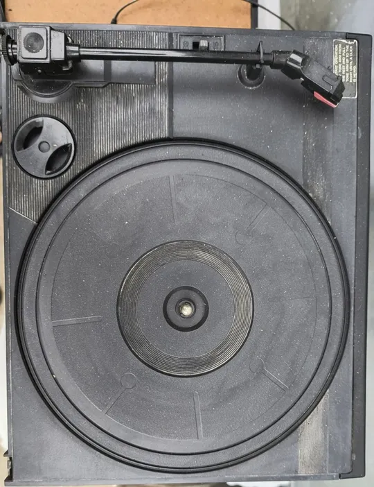 INTERNATIONAL AN-1100A Музичний центр .включається.чогось тарілка весь час крутиться. потребує сервісу.радіо нестроїься.гляну З аукціону