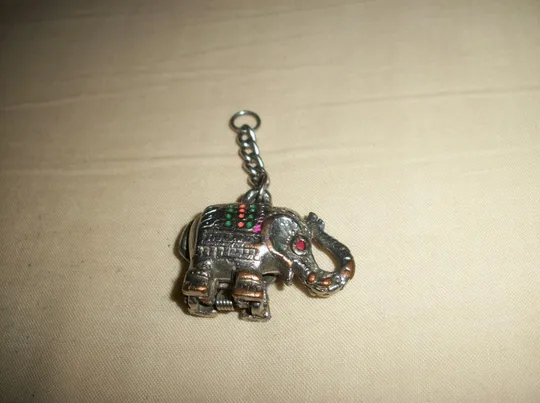 1. Брелок Таиланд Слоненок , с секретом . 2. Брелок Египет Нифертити . 3. Брелок фиолет , для валют Ціна