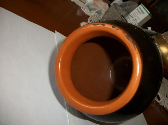 2-Два Штук . Ваза коричневая с рисунком, высота 21-см . Ваза вторая темно-коричневая , высота 18-см Де купити