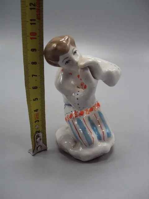 Фигура фарфор статуэтка Артель Прогресс Белорусский юноша играет на дудке мальчик с дудкой №117 З аукціону