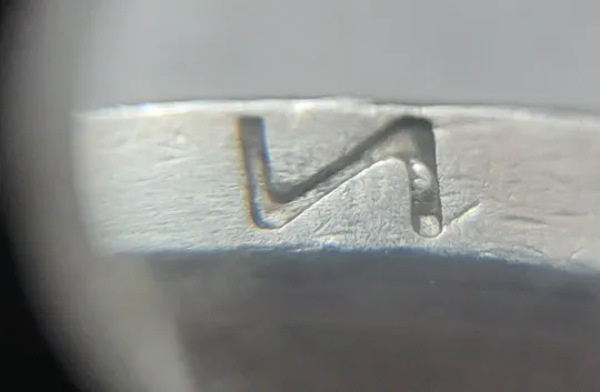 (5716) 1 гривня 2002 викрошка в букві "И" слова "ГРИВНЯ" на гурті (1 гривна 2002 брак викрошка) З аукціону