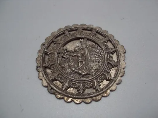 Накладка деталь запчасть подвес узор замок дворец и кавалер рыцарь металл диаметр 5,2 см №15090 Ціна