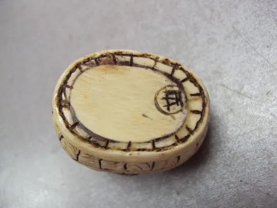 Фигура кость мамонта миниатюра Нэцкэ японец в бочке моется высота 4,3 см, длина 4,5 см №11430 Інтернет-аукціон