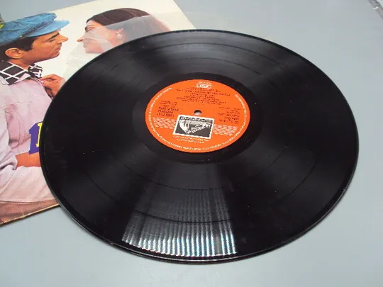 Пластинка Aas Paas Laxmikant pyarelal Anand Bakshi Индия музыка из фильма диаметр 30 см №15381МЯ в Україні