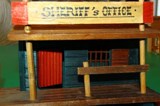 дерев`яний БУДИНОЧОК SHERIFF`s  OFFICE строение ГДР З аукціону