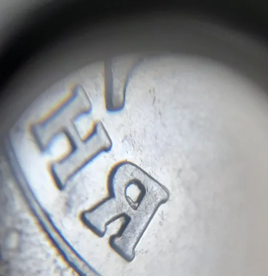 (8074 ря) 1 гривня 2023 гарна викрошка в знаку монетного двору, інші викрошки на аверсі (1 гривна 2023 брак) Продаж