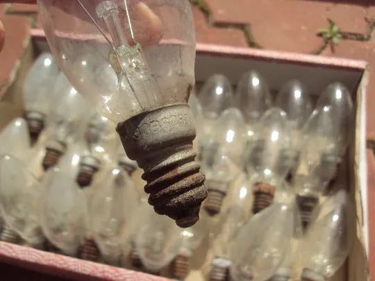 Лампочки форма коническая или свечка длина 9,5 см лот 32 шт ржавый цоколь №15913 На торгах