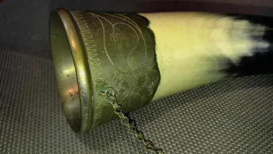 Ріг костяний старий радянський декоративний прикрашений мельхіором Вживане Де купити