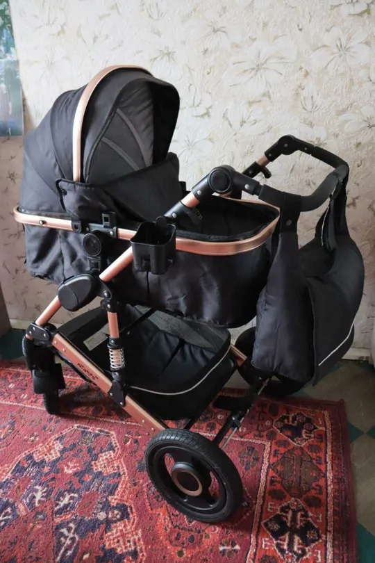 Універсальна коляска 2 в 1, яка підходить для різних умов і віку дитини. Колір моделі — чорний з глянсовою рамою. Ціна