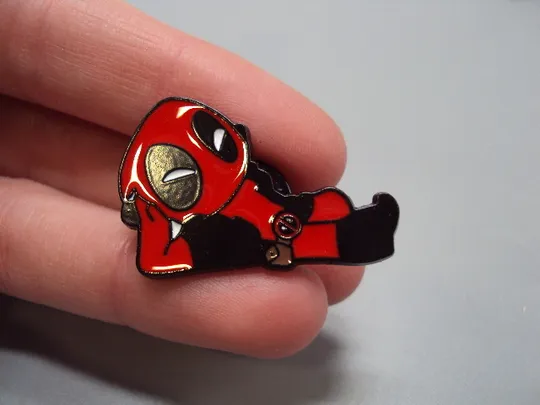 Значок пін Дедпул лежить Deadpool Marvel Марвел знак брошка №18499 З аукціону