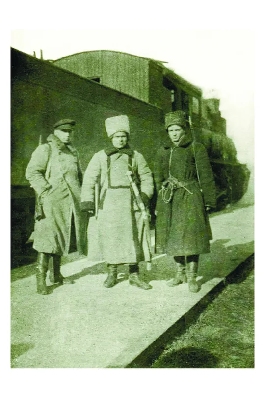 Нестор Іванович Махно стоїть біля бронепоїзду.на пероні. Ціна