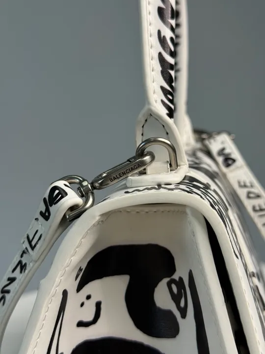 Сумка Balenciaga Hourglass Small Handbag Graffiti in White 99338 На торгах