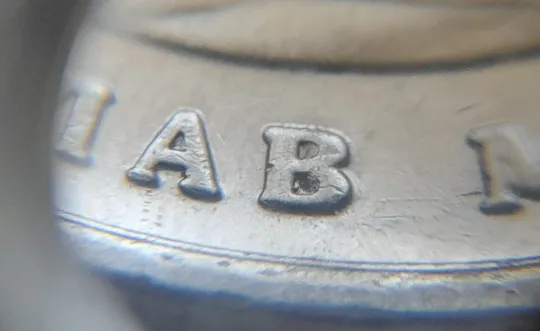 Купити (8073) 2 гривні 2022 гарні викрошки на реверсі на буквах "...АВ МУДРИЙ" (2 гривні 2022 брак)