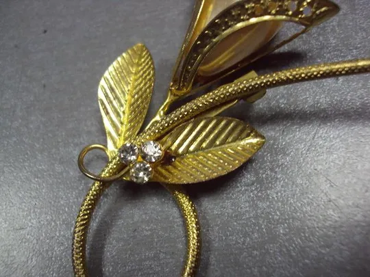 Бижутерия брошка цветок брошь цветочек с листьями размер 6,4 х 6,3 см №13373 Продаж