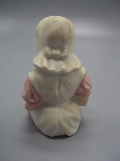 Купити Фигура фарфор статуэтка Германия девочка сидит в панамке высота 8,5 см №14045