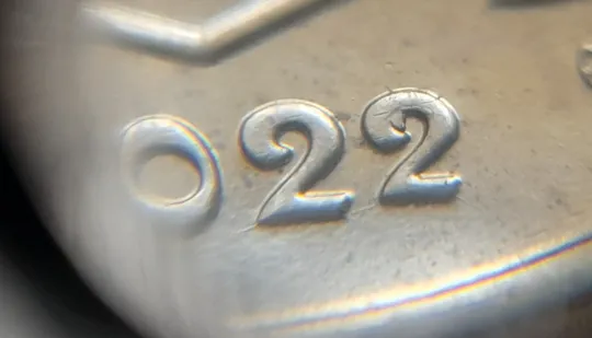 (5782) 10 копійок 2022 різновид викрошки у третій цифрі "2" слова "2022" на аверсі (10 копеек 2022 брак) Продаж