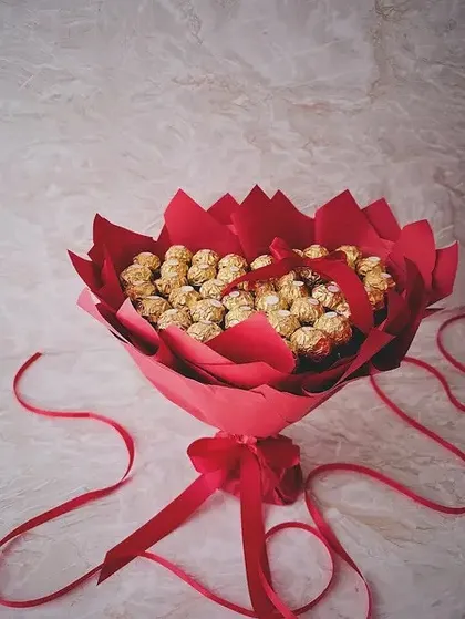 фото, Букет з цукерок серце подарунок на День Валентина з цукерок Ferrero Rosher Ферреро, в руку червоний