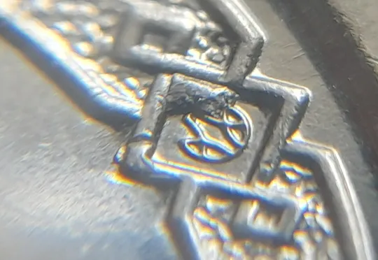 (5199) 1 гривня 2023 гарна викрошка в знаку монетного двору, інші викрошки на аверсі (1 гривна 2023 брак) Де купити